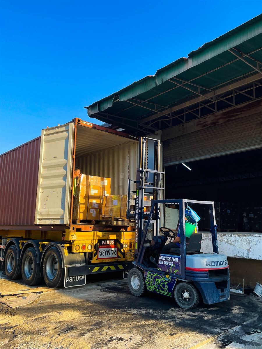 Forklift ile araçtan palet indirme